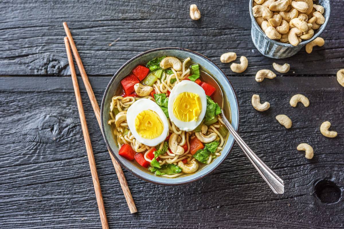 Soupe de nouilles asiatique au pak-choï et à l'oeuf