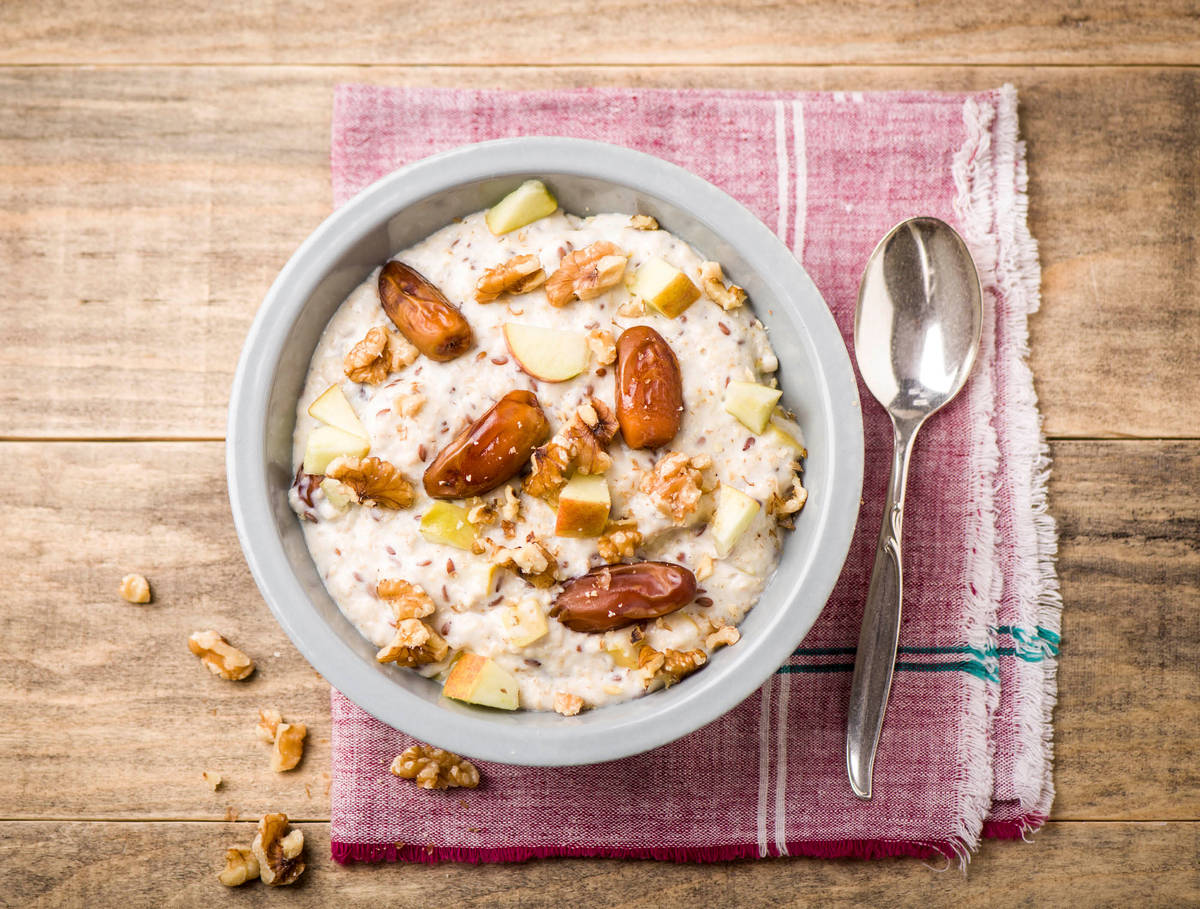 Flocons d’avoine à la pomme, aux dattes et aux noix