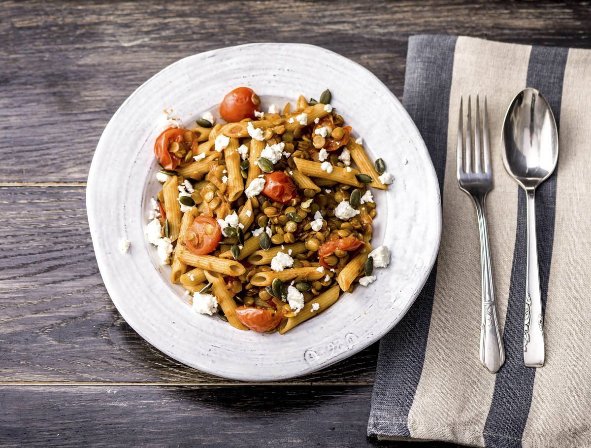 Penne à la sauce bolognaise et aux lentilles avec feta