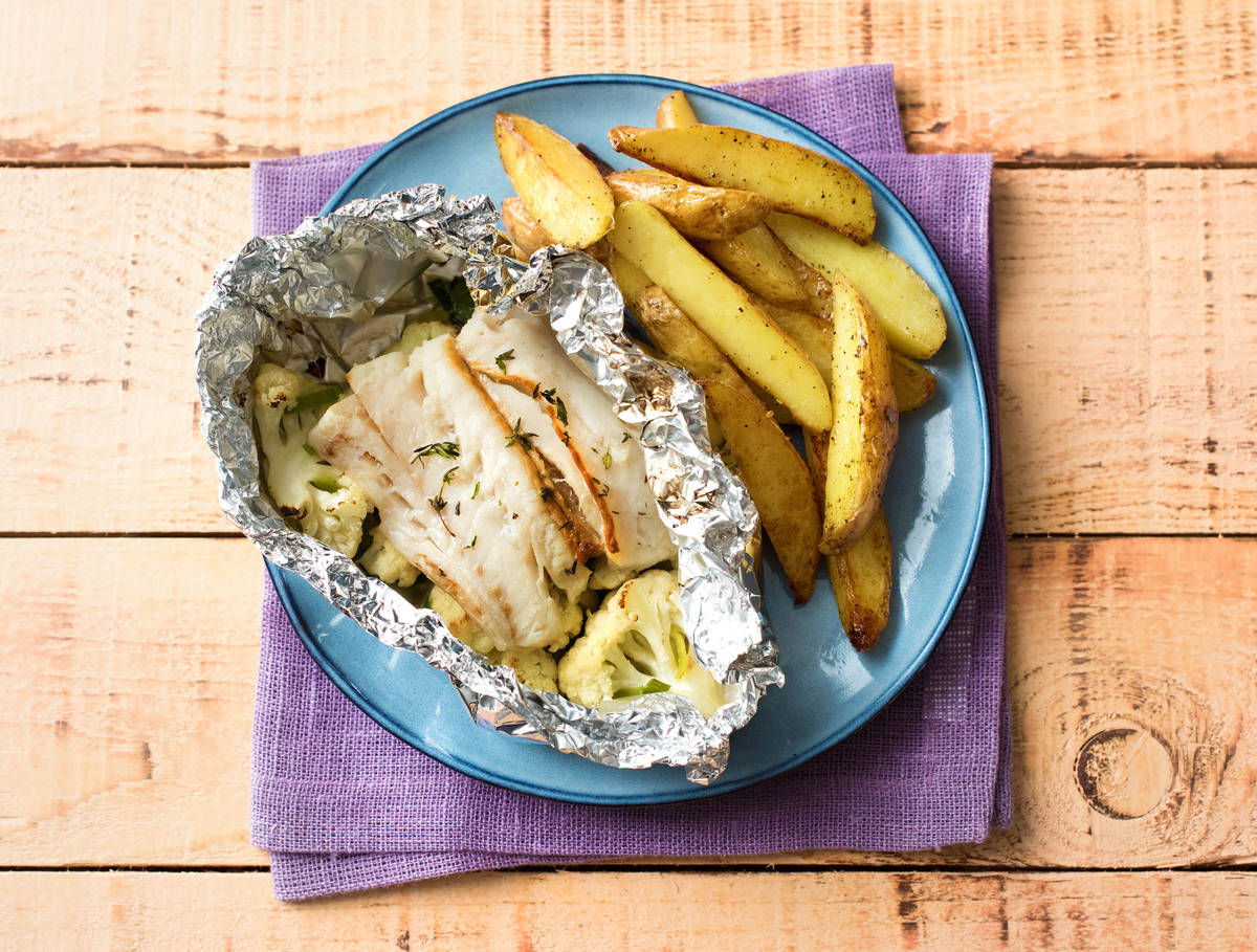 Paquet de poisson avec filet de merlu au thym citron, avec pommes de terre au four dans leur peau