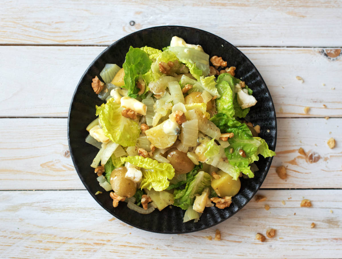 Pommes de terre grelot avec fenouil, danablu, noix dans une vinaigrette au citron