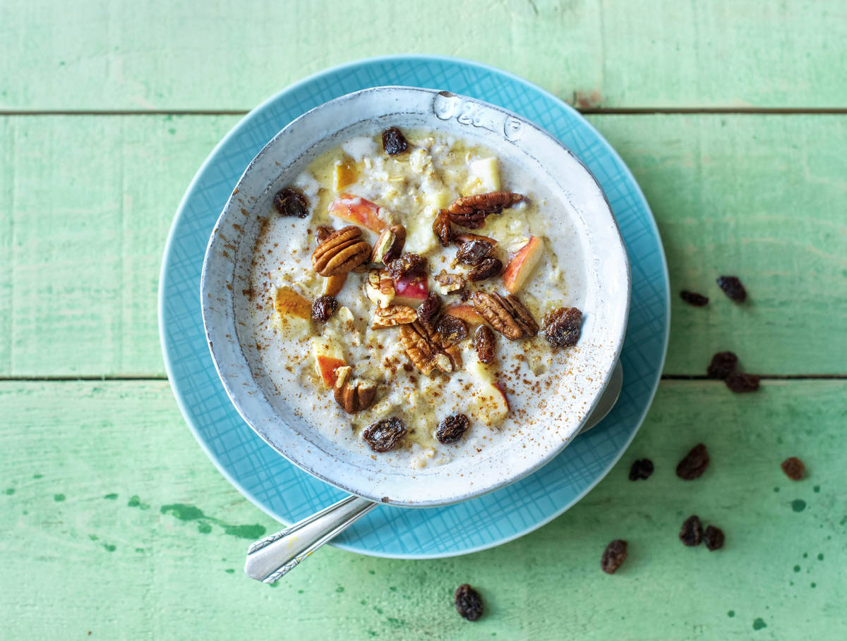 Porridge aux flocons d’avoine, pomme, cannelle, raisins secs et noix de pécan