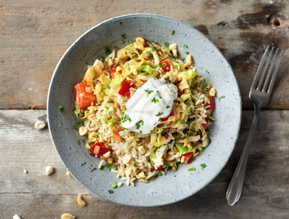 Curry de lentilles épicé au yaourt, cacahuètes et coriandre