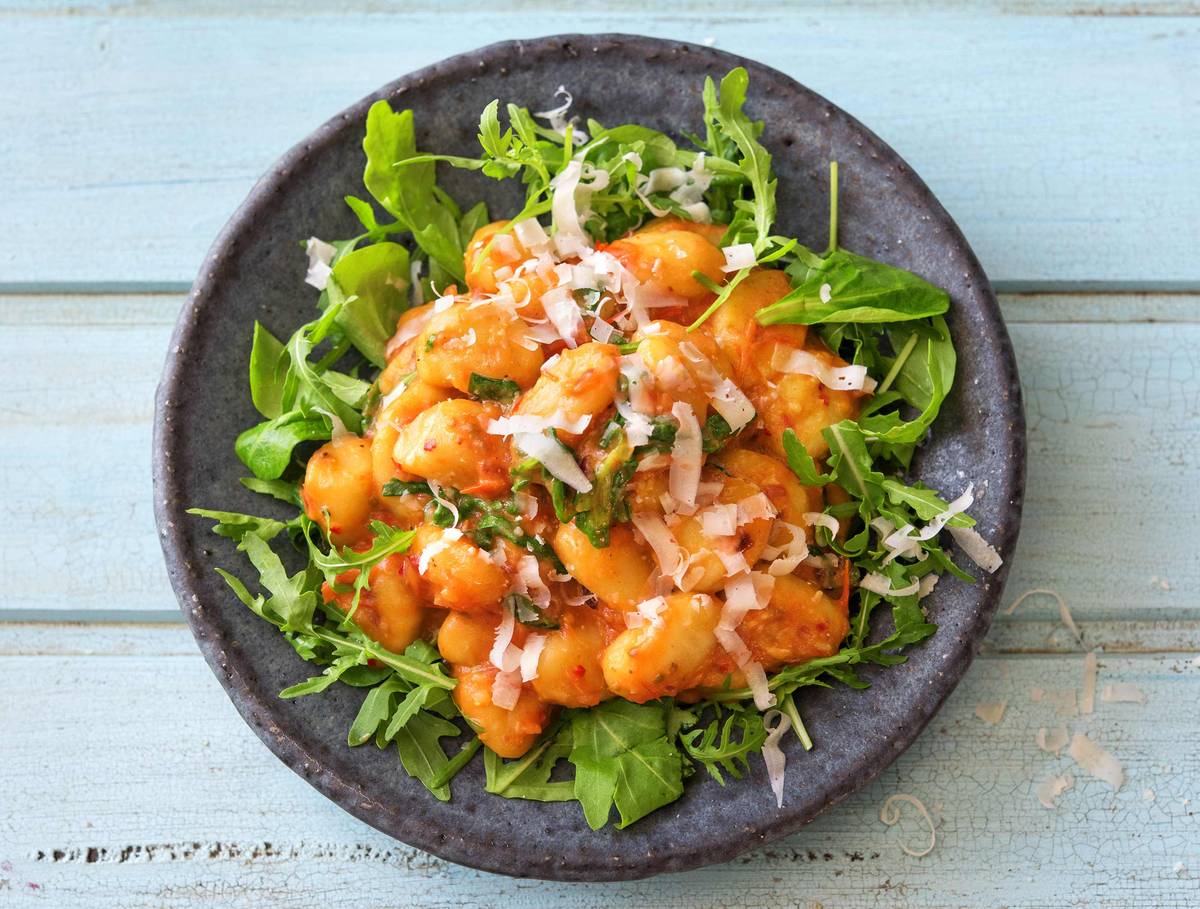 Gnocchi à la sauce tomate et au romarin accompagnés d’une salade fraîche