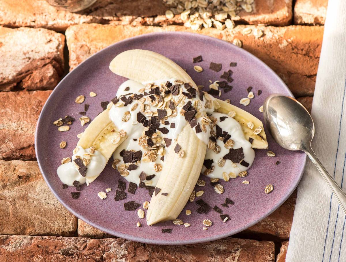 Banana split au yaourt, flocons multicéréales et de chocolat