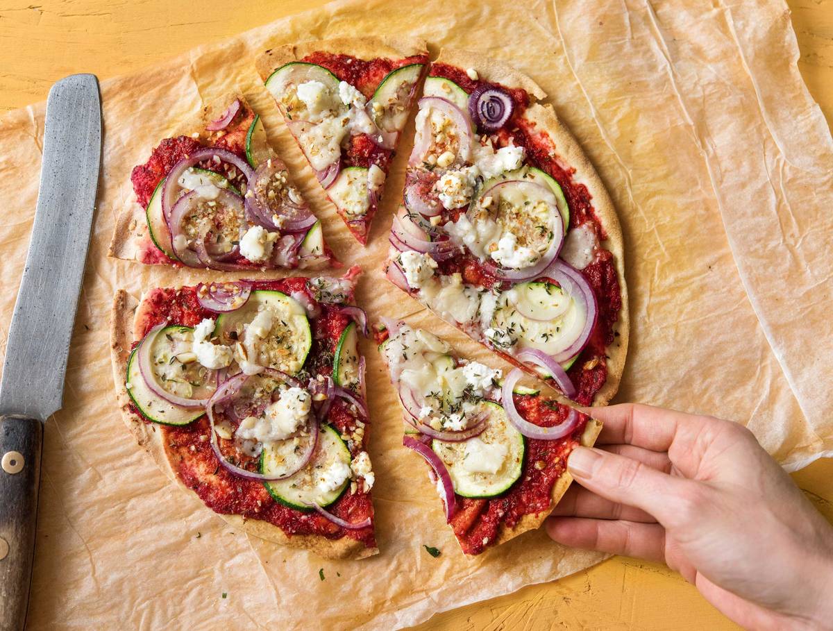 Pizza sur pain plat au pesto betteraves-amandes et à la courgette