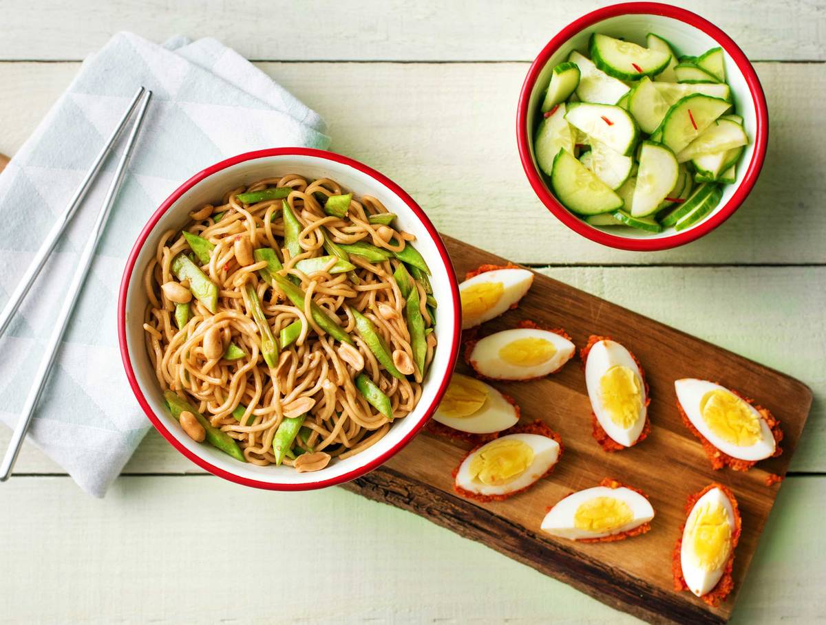Sauté indonésien aux haricots, cacahuètes caramélisées et sambal