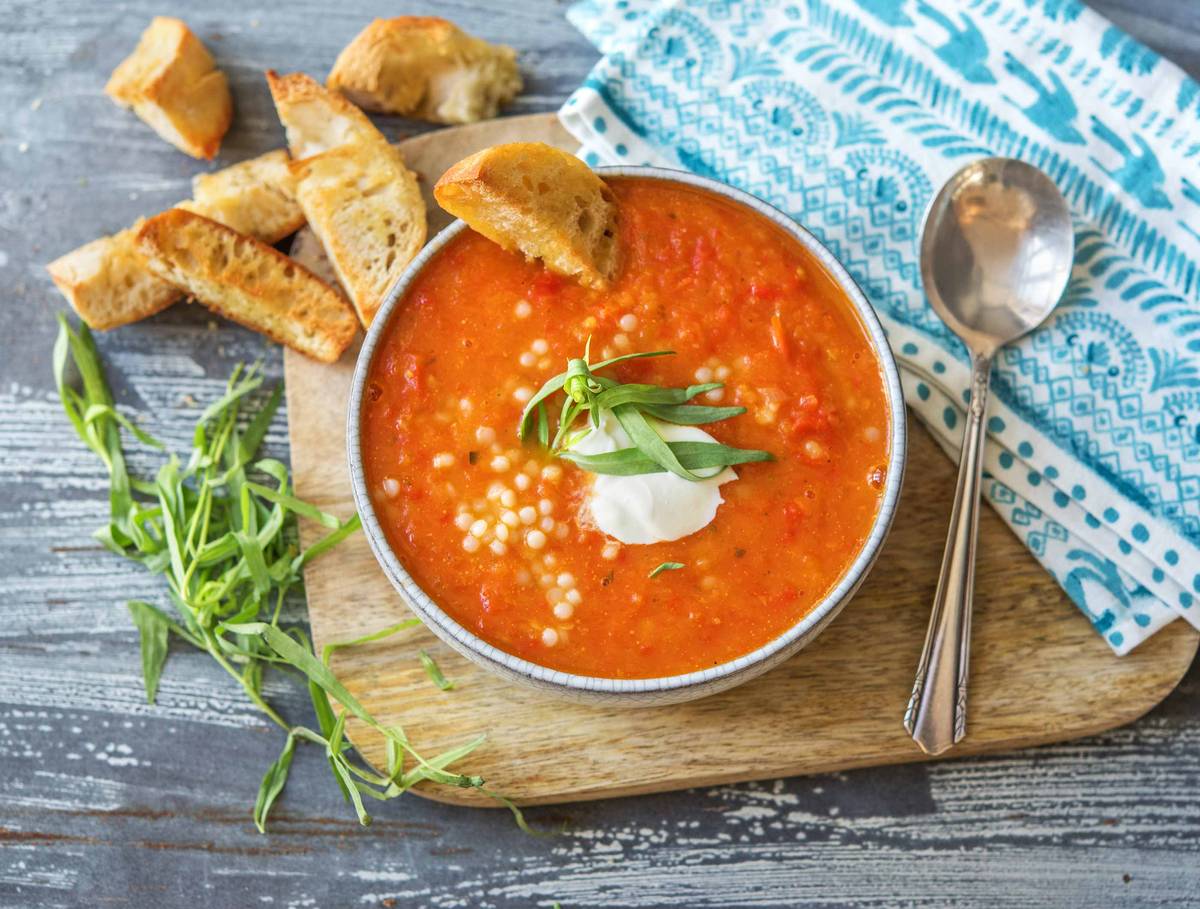 Soupe à la tomate et au poivron, couscous perlé et gressins