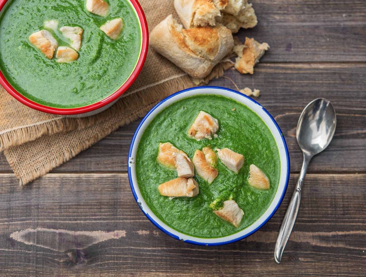 Soupe d’épinards et de brocolis, filet de poulet et ricotta