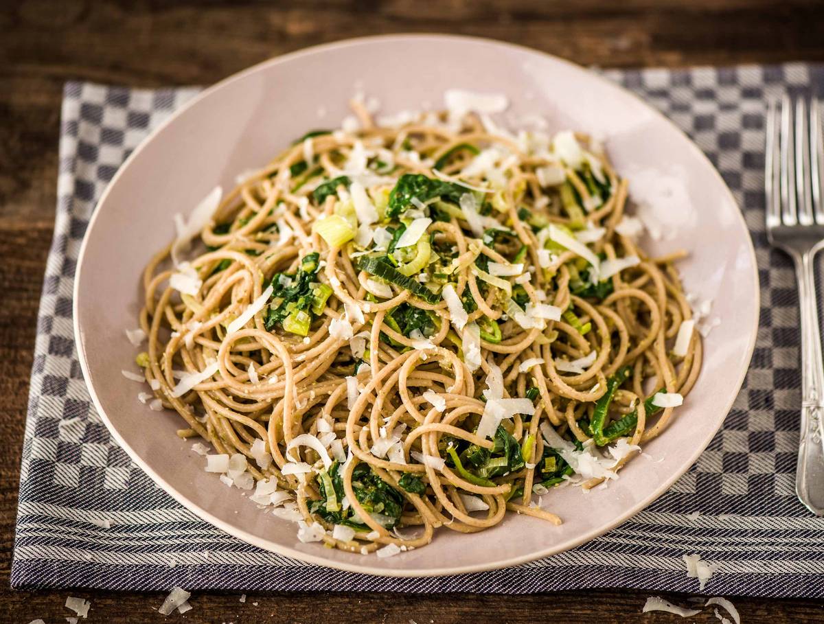 Spaghetti complets, sauce aux épinards et au poireau, grana padano