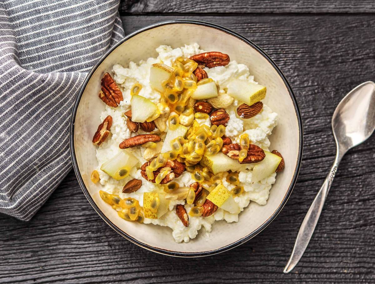 Fromage blanc à la poire, au fruit de la passion et aux noix
