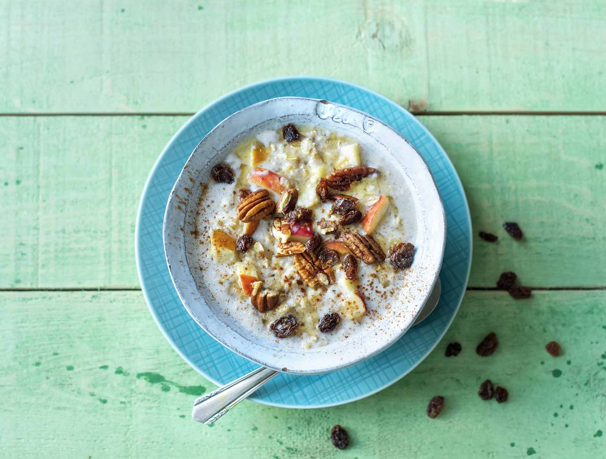 Porridge aux flocons d'avoine, pomme, raisins secs et noix de pécan