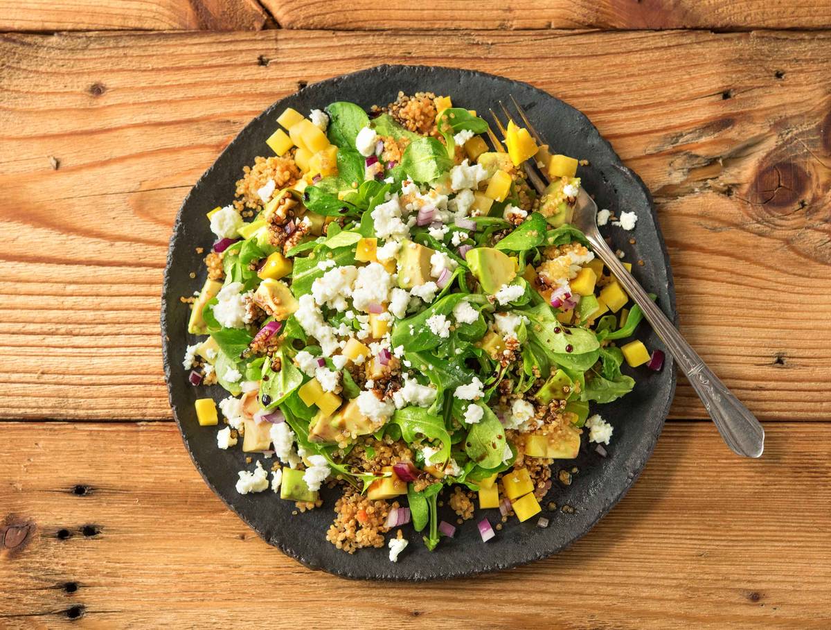 Salade de quinoa chaude aux betteraves jaunes et à l'avocat