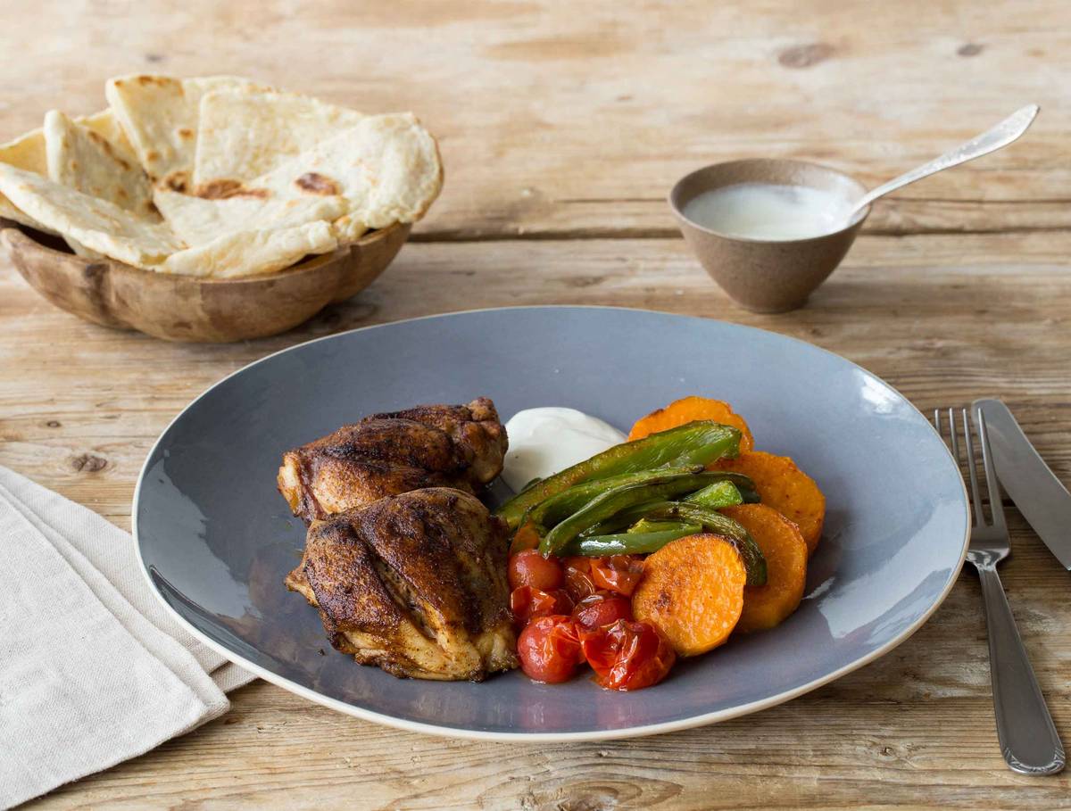 Cuisse de poulet épicée, légumes au four et yaourt