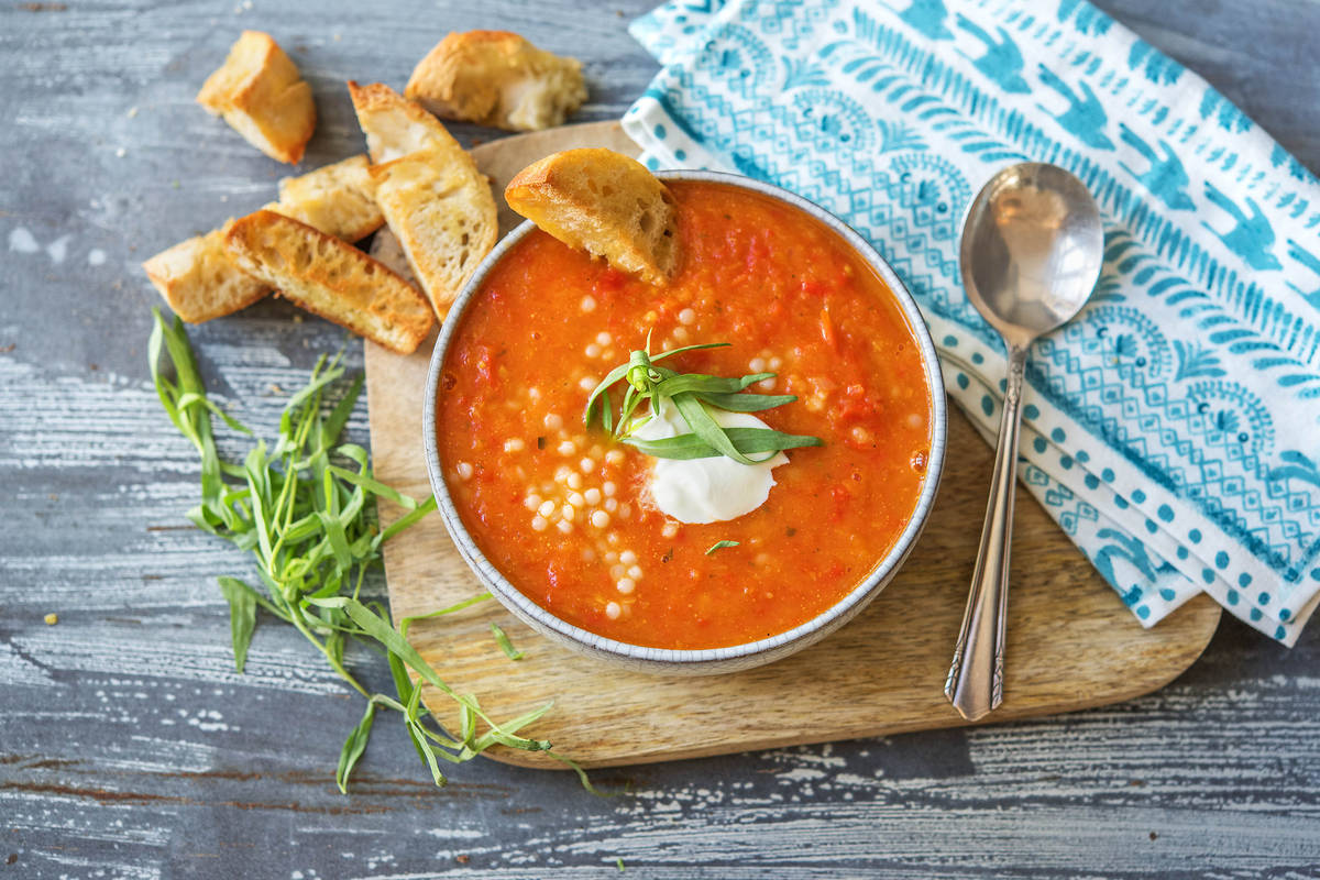 Soupe à la tomate et au poivron, couscous perlé et estragon