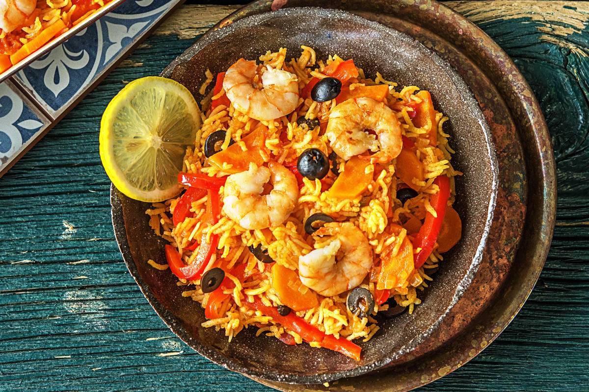 Spaanse rijstschotel met garnalen en olijven