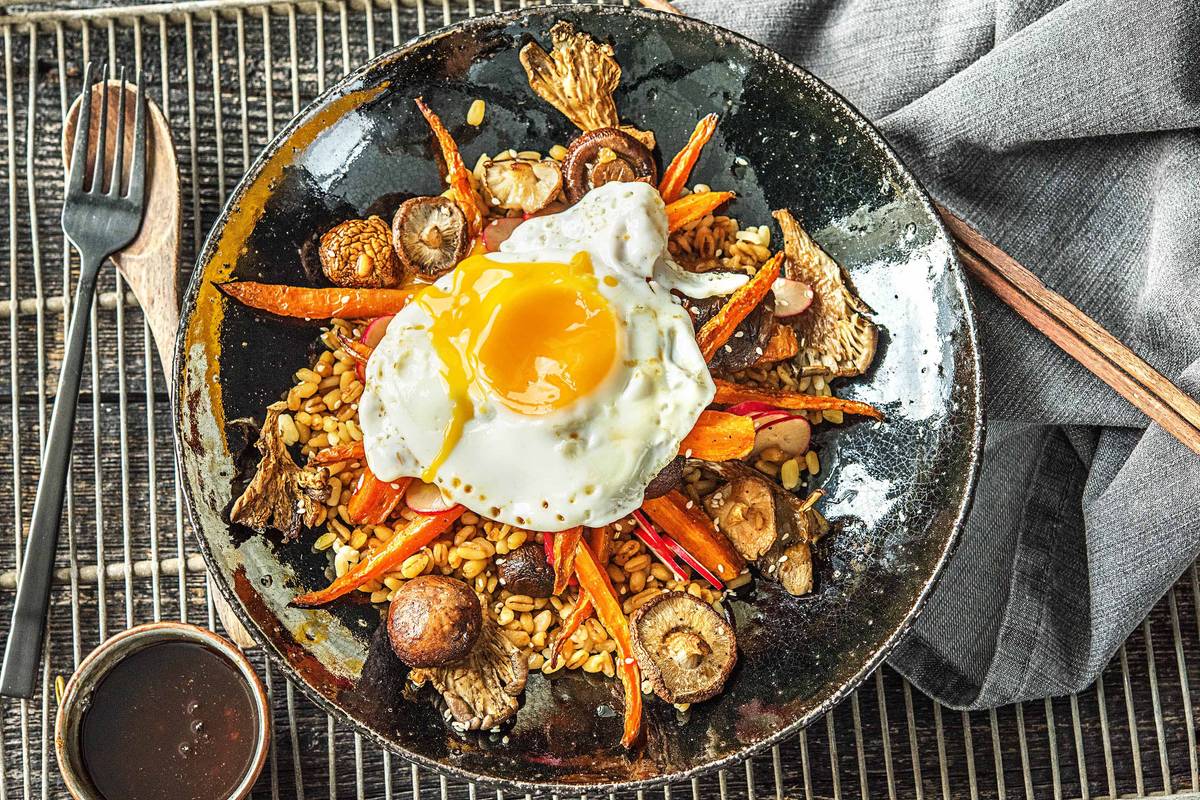 Orge mondé aux champignons avec un oeuf