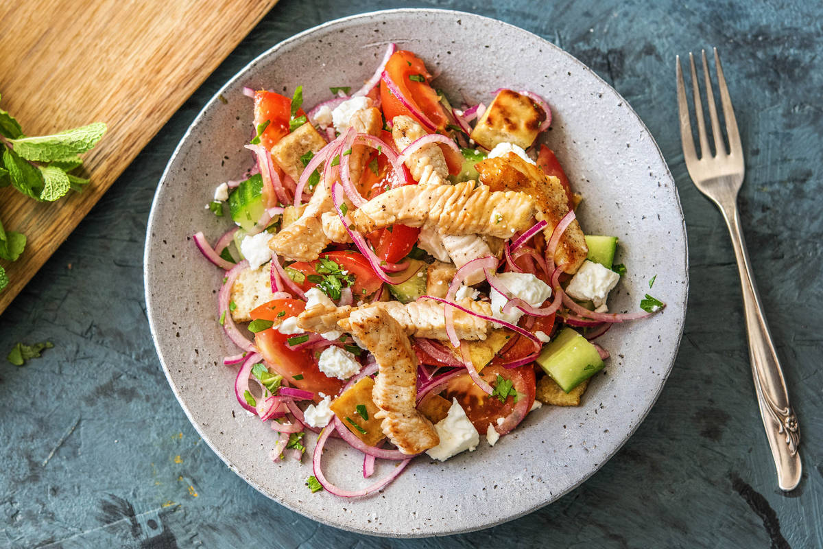 Putenbruststreifen auf griechischem Salat
