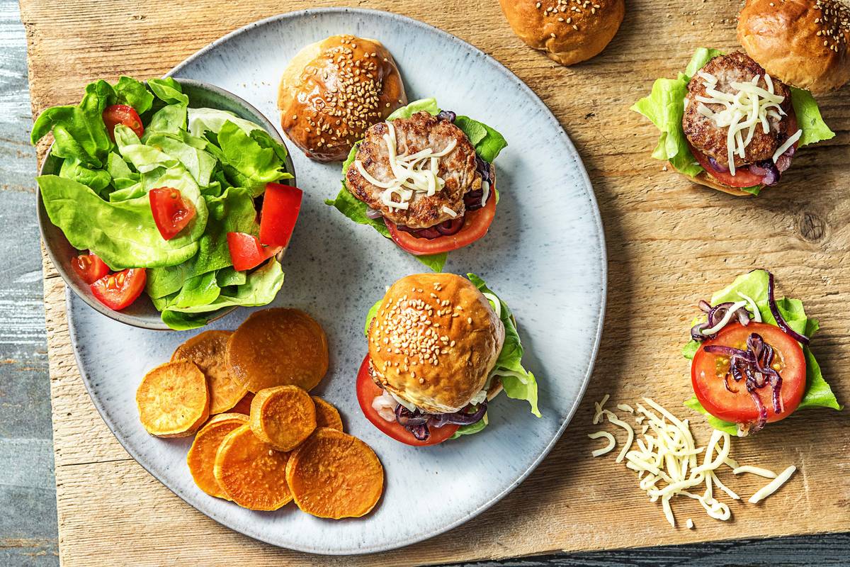 Kip-cheeseburgers met zoete rode ui
