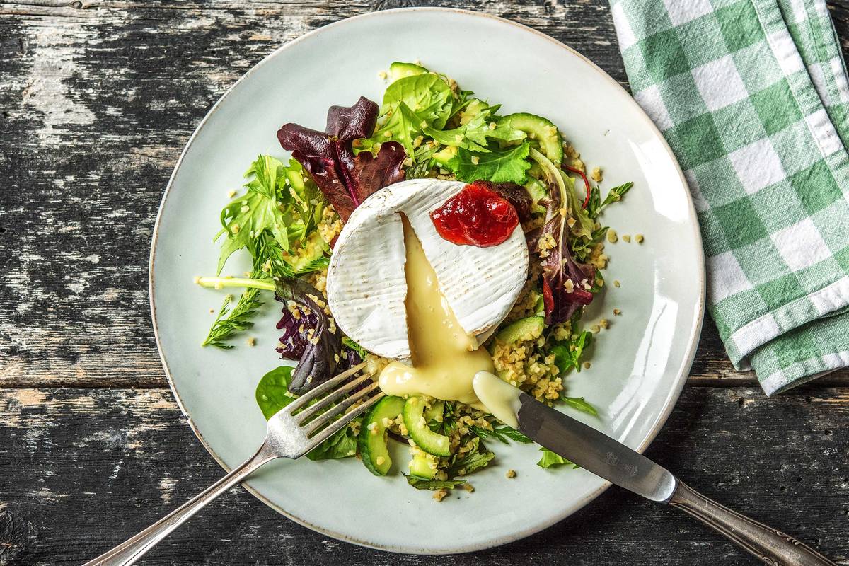 Camembert mit Preiselbeermarmelade,