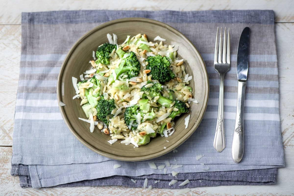 Orzo met broccoli, pecorino en pijnboompitten