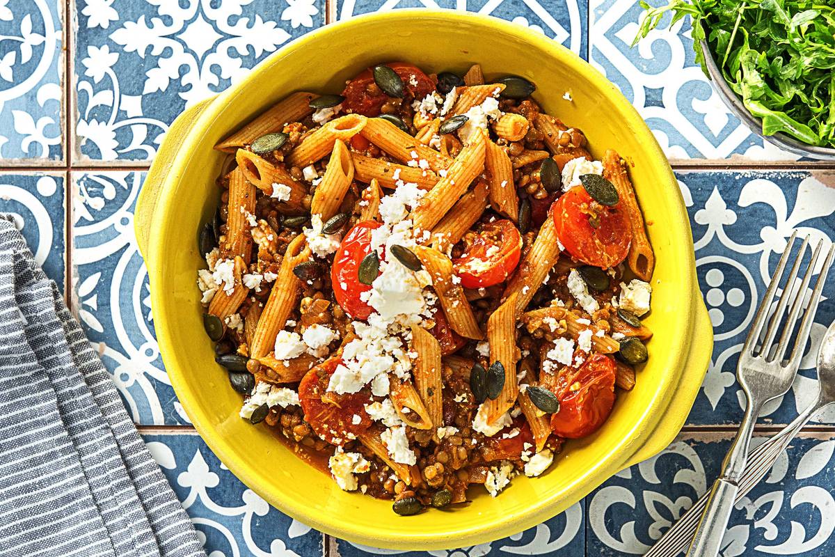 Penne met linzen-bolognesesaus en feta