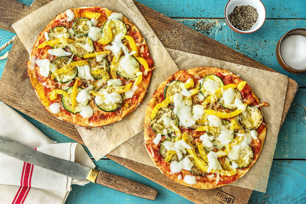 Pizza sur pain plat à l’italienne avec de la mozzarella de bufflonne