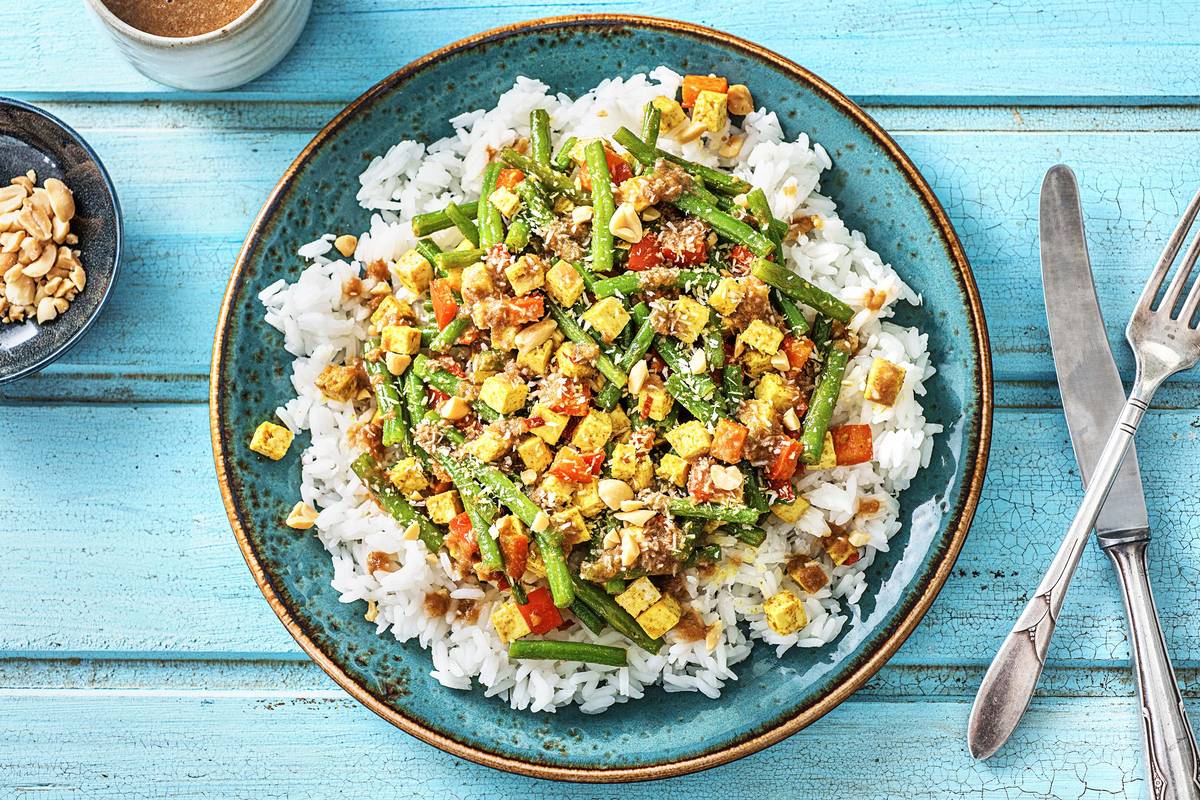 Tofu épicé, riz et sauce aux cacahuètes