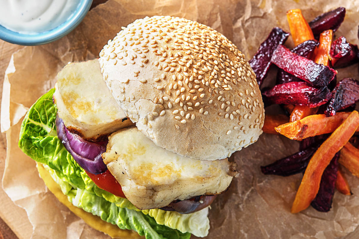 Halloumi-Burger mit Karotten-Bete-Sticks,