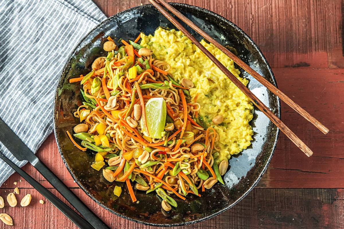 Nouilles à l'asiatique, œufs brouillés et cacahuètes