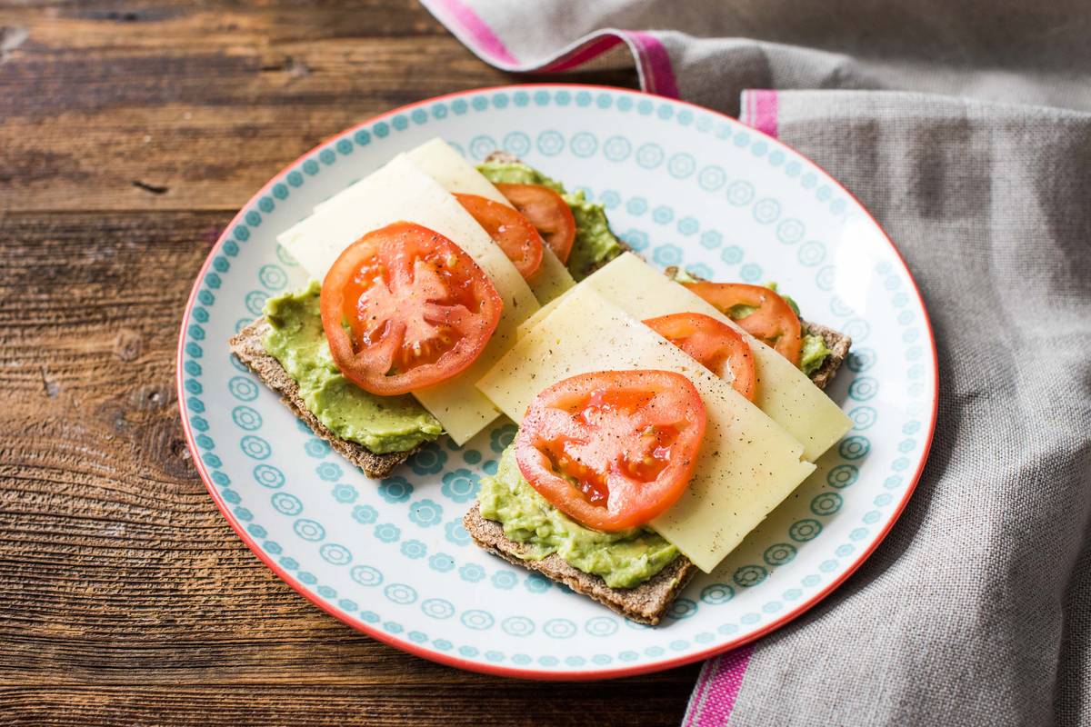 Vezelrijke crackers met avocado