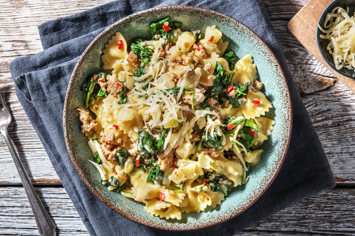 Romige farfalle met gekruid kipgehakt