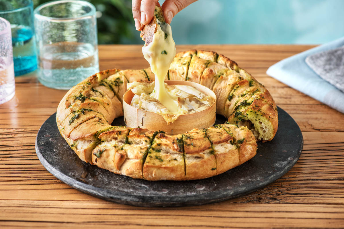 Ofengebackener Camembert im Ringbrot