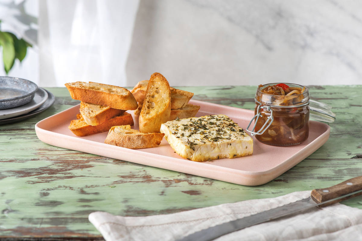 Gebackener Hirtenkäse mit selbstgemachtem Apfelchutney