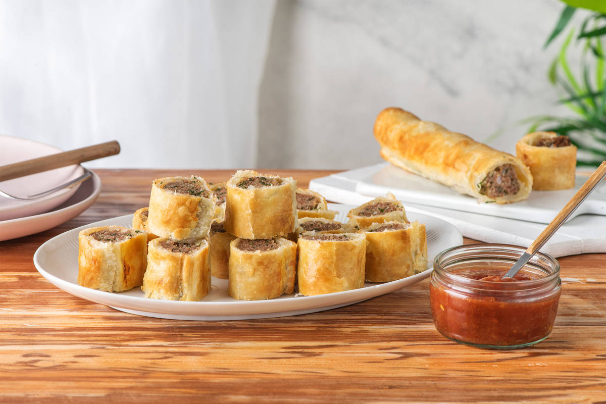 Hackfleisch-Blätterteig-Rollen mit Tomatendip