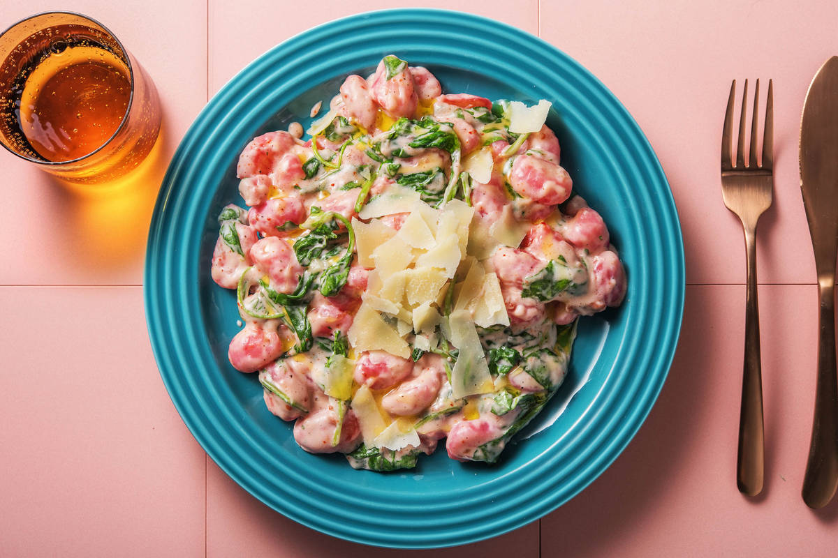 Rote-Bete-Gnocchi mit cremiger Soße
