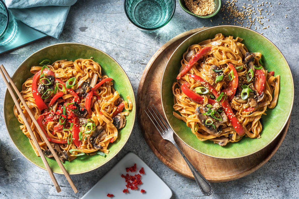 Asia-Nudelpfanne mit Zitronengras