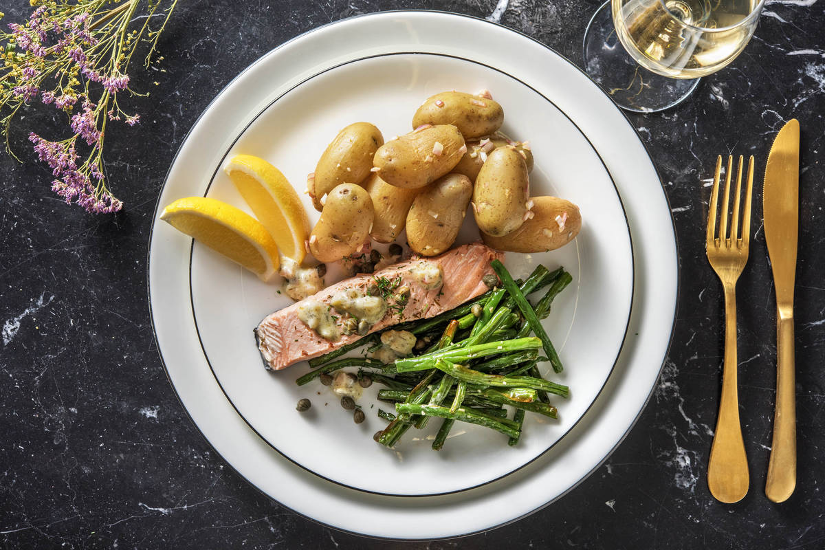 Filet de saumon poché et haricots verts rôtis
