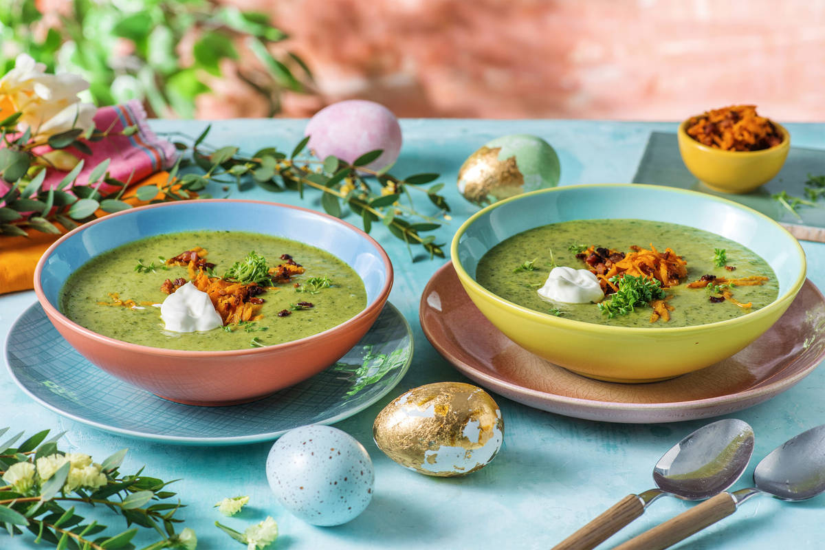 Für Ostern: Kräutersuppe mit Bacon-Karotten-Crumble