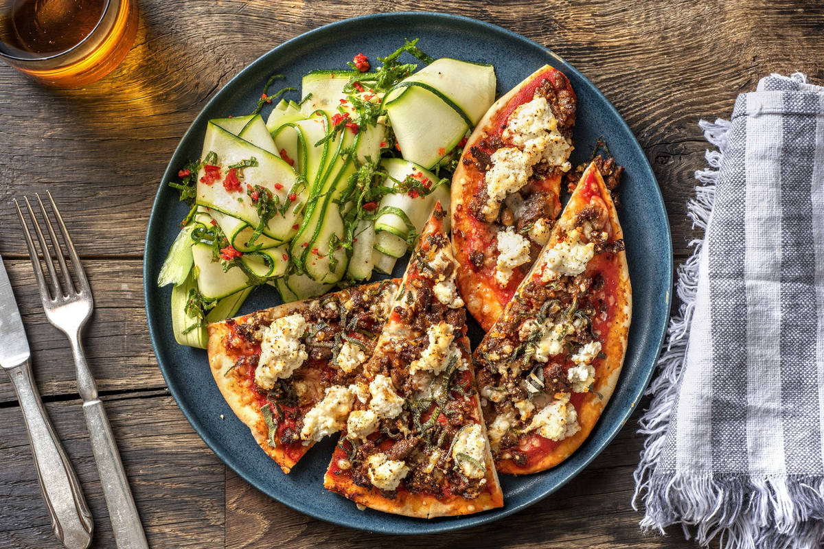 Naanpizza met rundermerquez, ricotta en salie