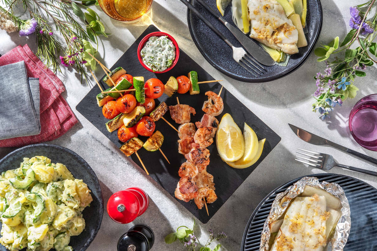 Grillplatte mit Garnelen in Bacon