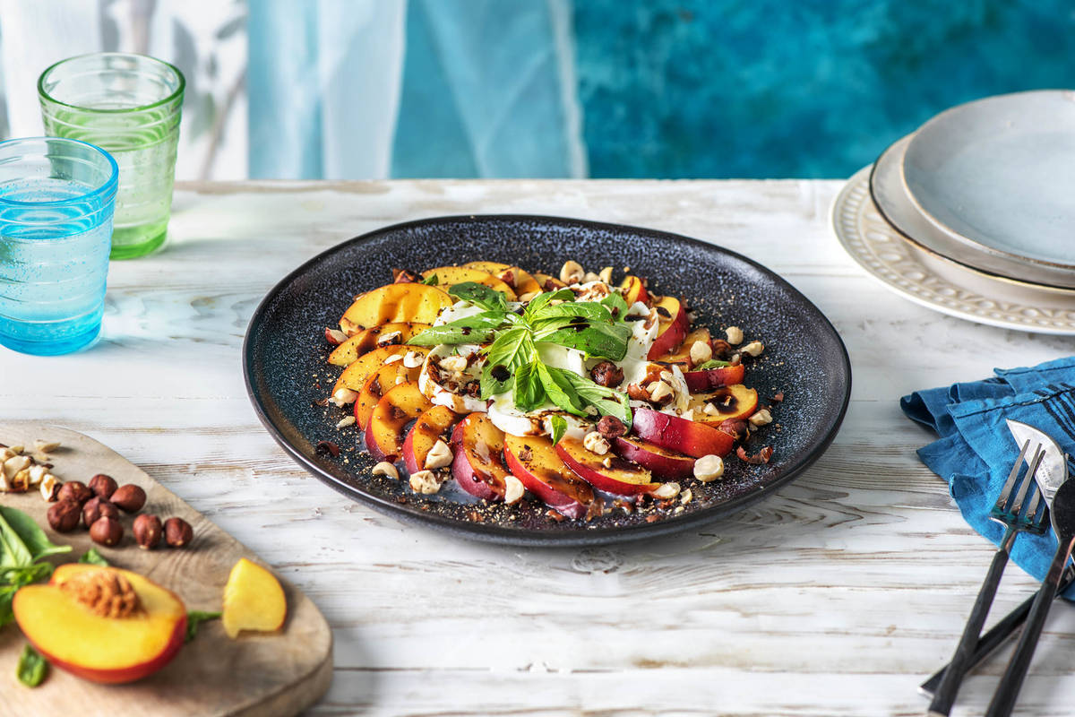Caprese-Platte mit Nektarine