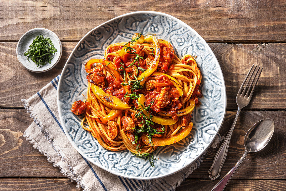 Linguine met chipolataworstjes in pittige tomatensaus