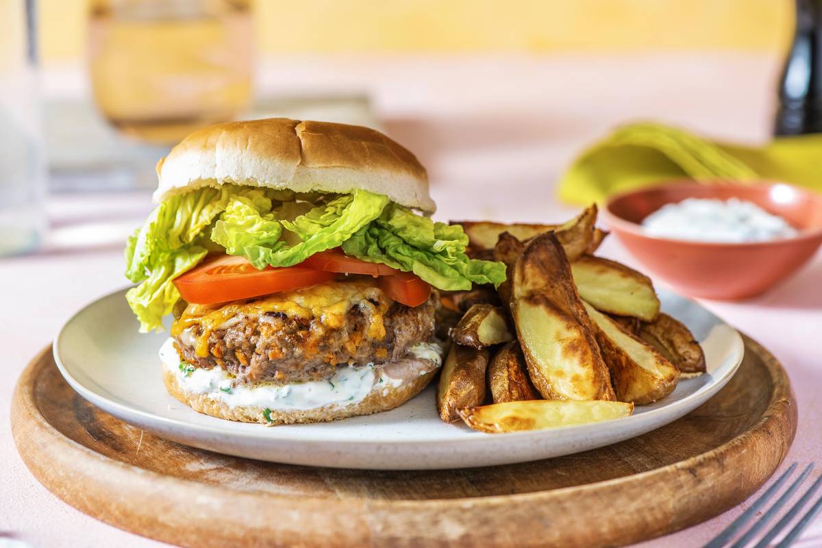Cheeseburger mit Kartoffelspalten