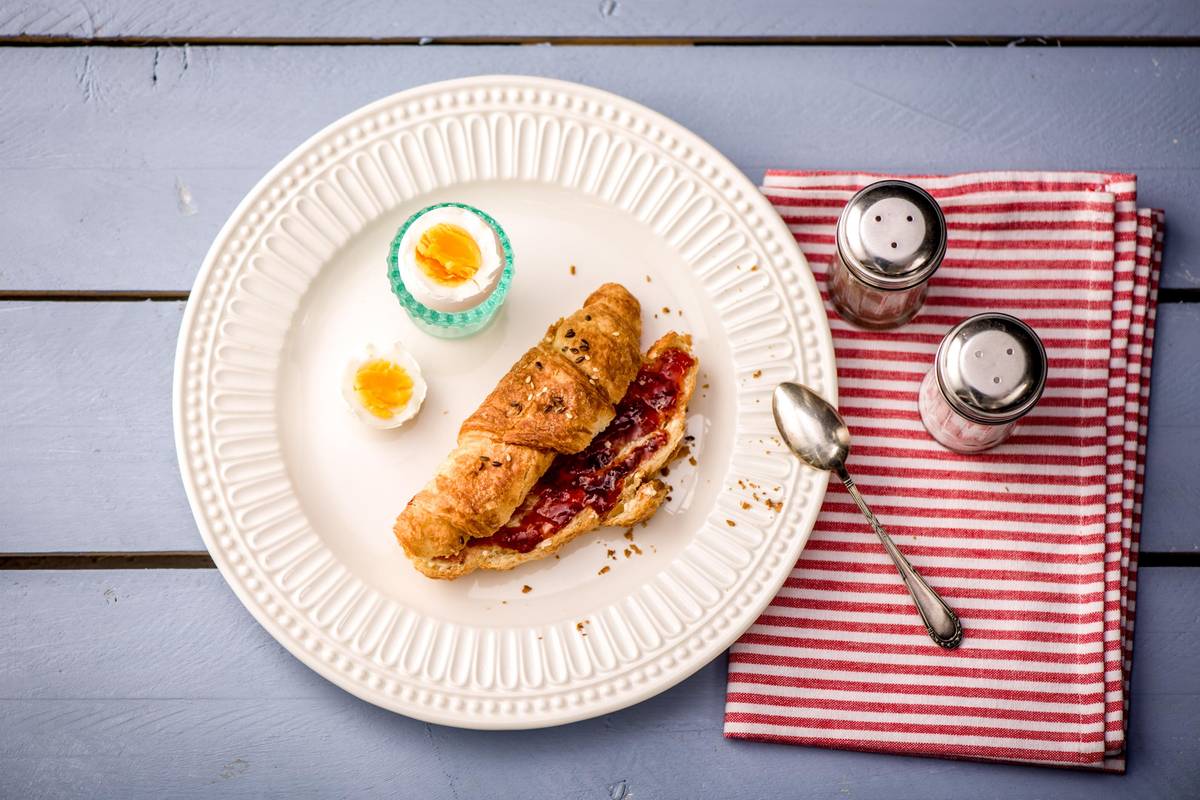 Croissant met een gekookt eitje