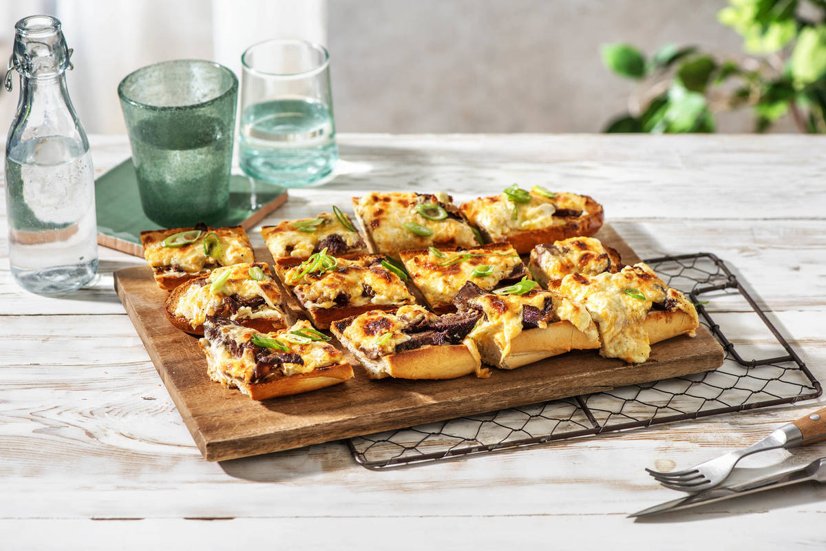 Käsiges Knoblauchbaguette mit Steak
