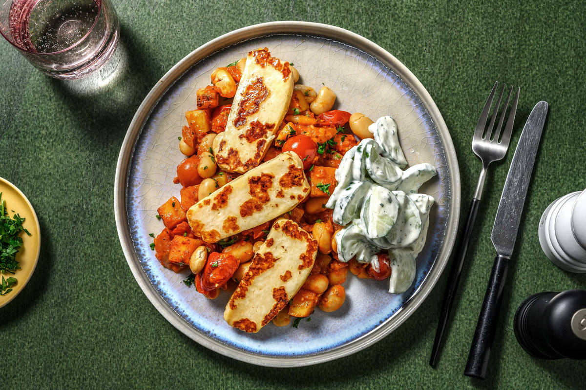 Gigantes Plaki mit Halloumi und Salat