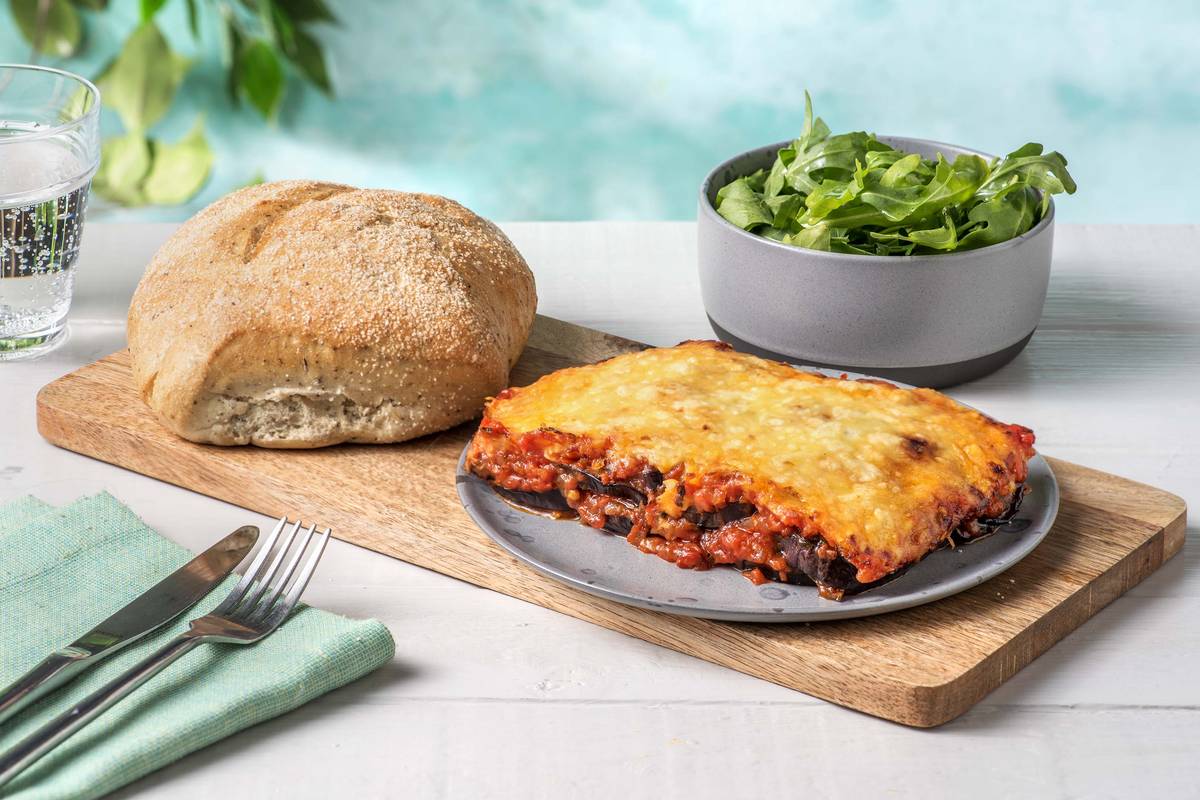 Melanzane alla parmigiana, salade et pain