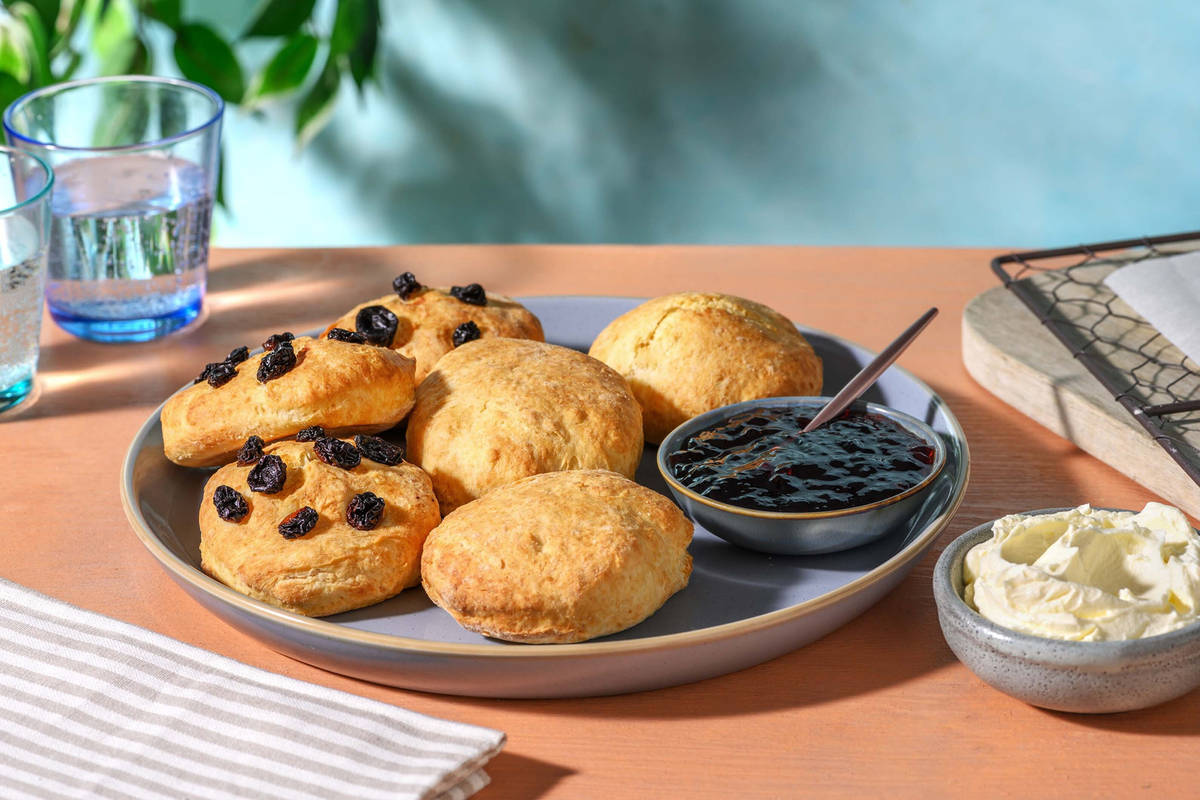 Scones met zelfgemaakte clotted cream en bosbessenjam