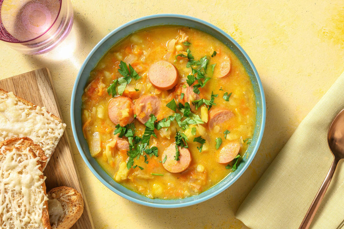 Soupe de hochepot à la saucisse fumée, à la tomate et au persil
